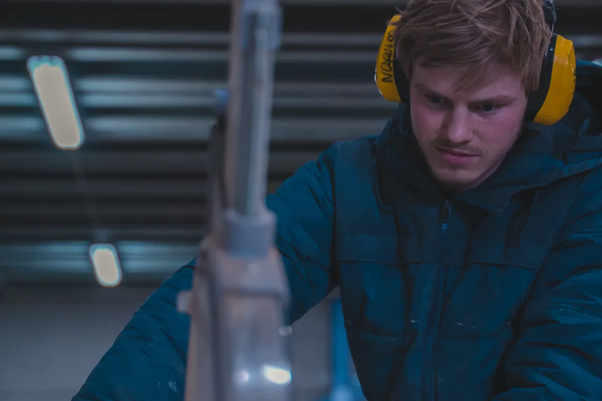 Medewerker aan de zaagmachine in onze fabriek in Purmerend
